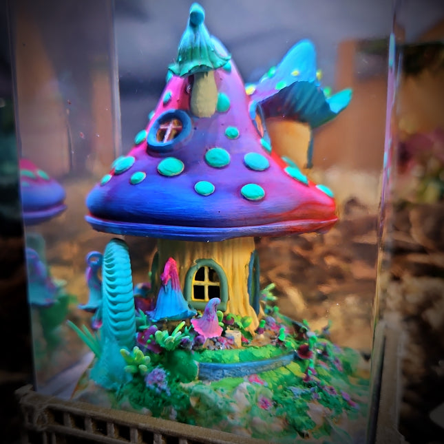 Mushroom House Resin Lamp image 3