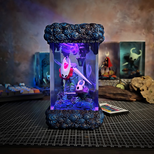Knight and Hornet dynamic pose resin lamp display