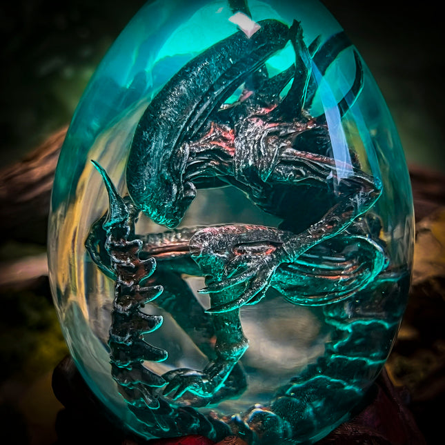 Premium 3D resin lamp featuring a Xenomorph hatching scene for sci-fi room decor.