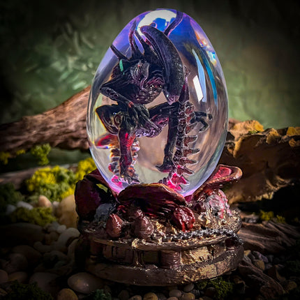 Lee-Area alien epoxy lamp featuring Xenomorph detail for high-end collectors.
