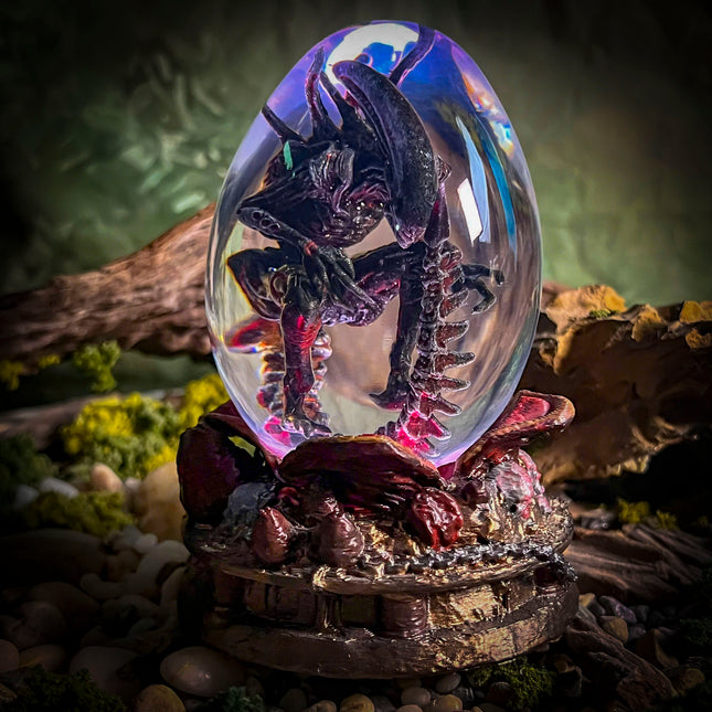 Lee-Area alien epoxy lamp featuring Xenomorph detail for high-end collectors.