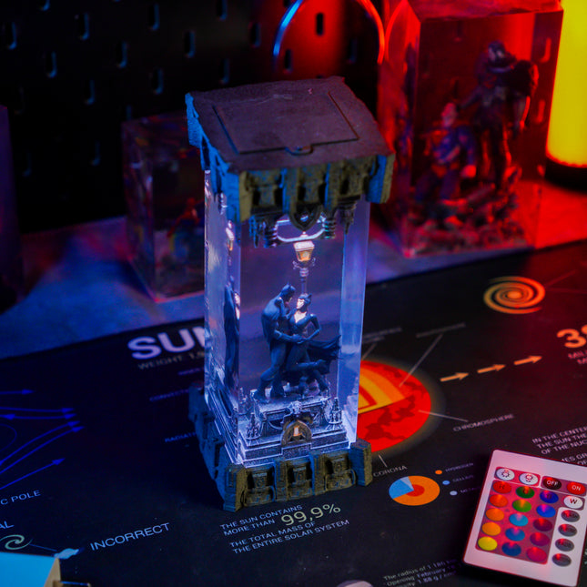 BATMAN & CATWOMAN RESIN LAMP - LEE'S AREA