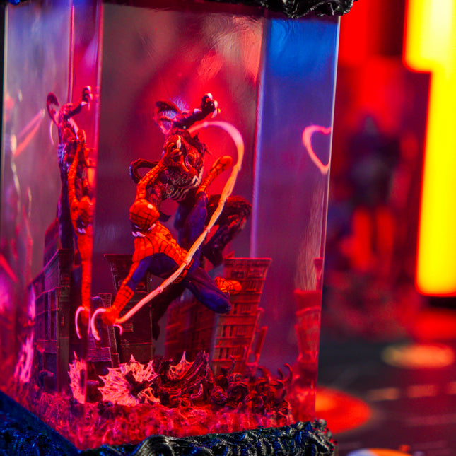 SPIDERMAN VS VENOM RESIN LAMP - LEE'S AREA