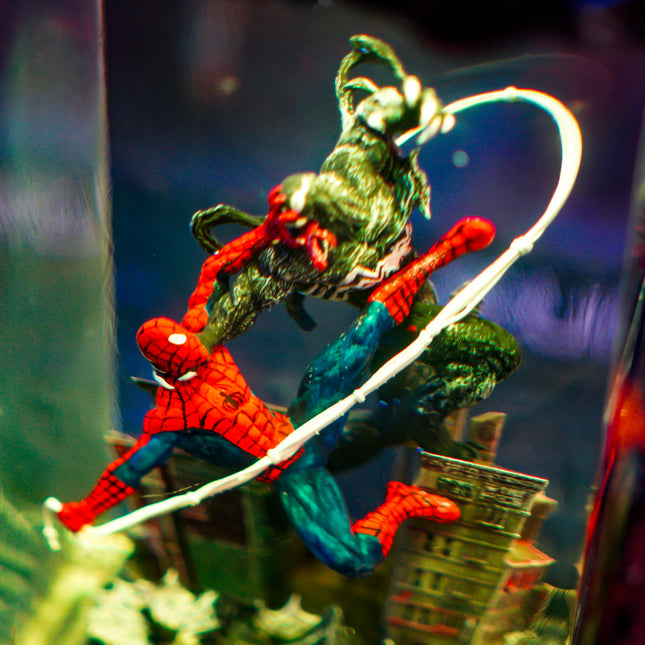 SPIDERMAN VS VENOM RESIN LAMP - LEE'S AREA