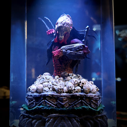 PREDATOR BUST Resin Lamp