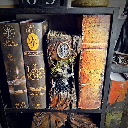 Book Nook Sauron – The Eye of Darkness in Your Bookshelf