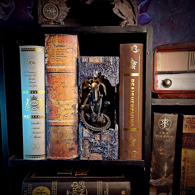 Alien - Book Nook - LEE'S AREA