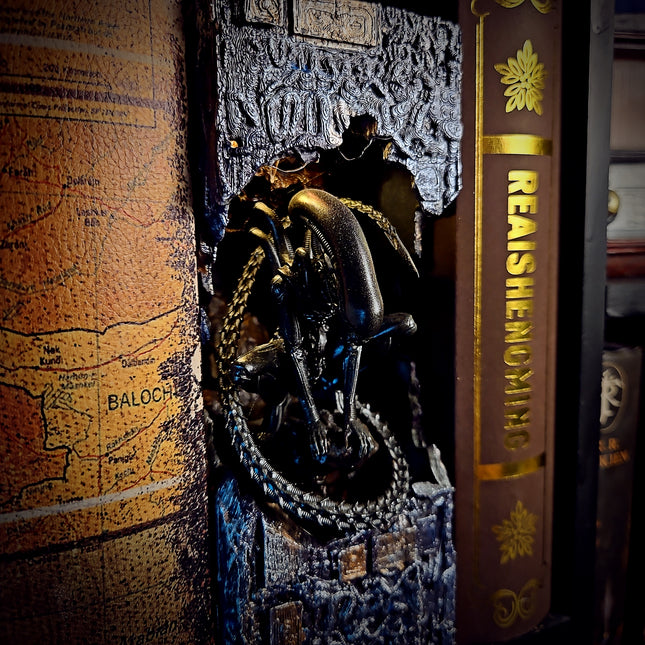 Alien - Book Nook - LEE'S AREA