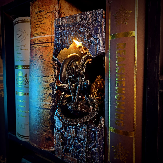 Alien - Book Nook - LEE'S AREA