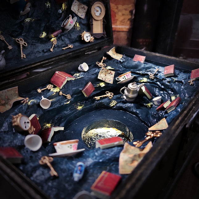Alice-inspired decorative box lamp and fantasy-themed details